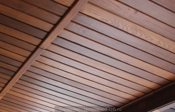 Потолок из реек термоясеня